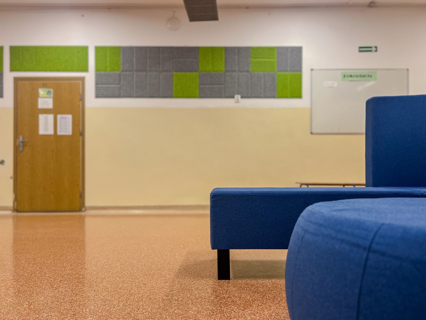 panele akustyczne Cell na szkolnym korytarzu