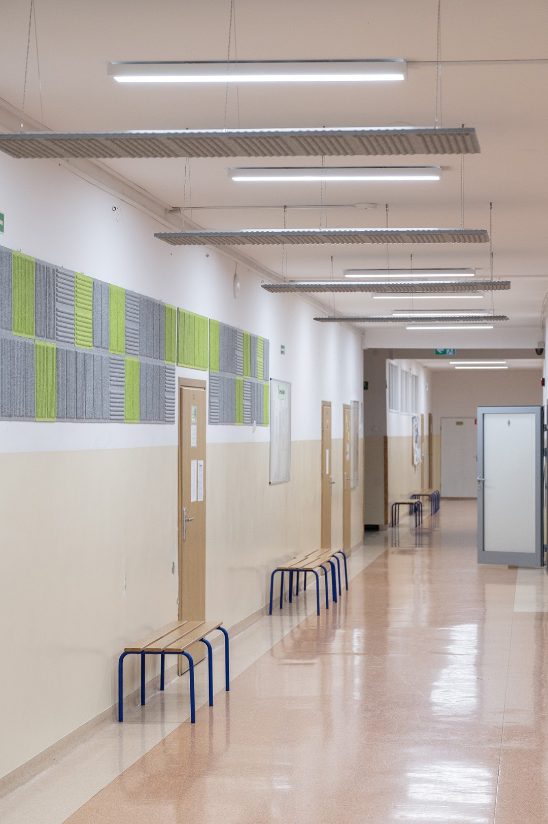 panele akustyczne Cell na szkolnym korytarzu