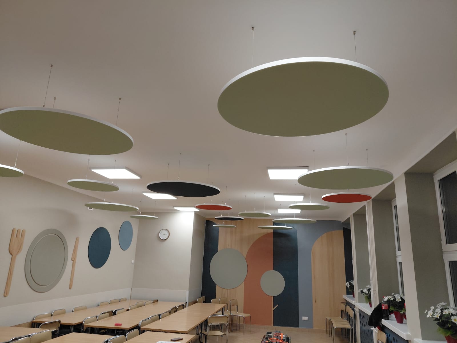 wiszące panele akustyczne w stołówce szkolnej