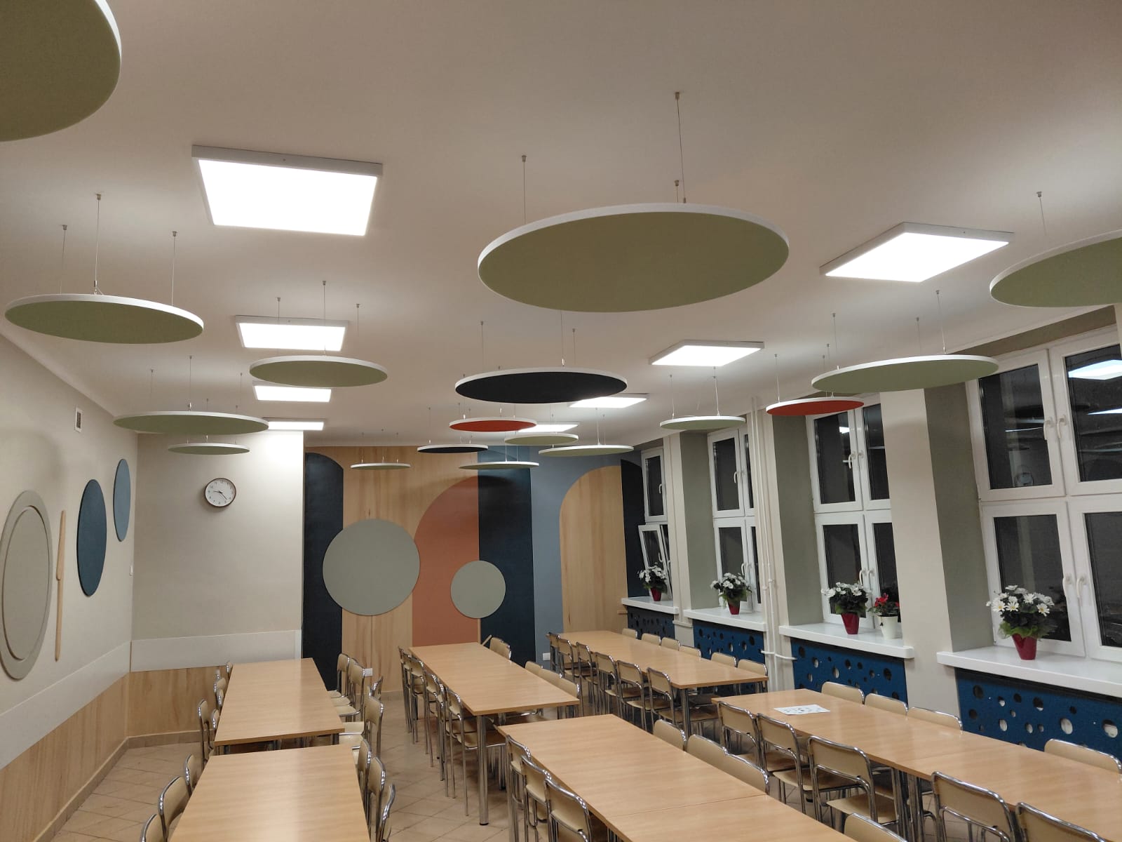 stołówka szkolna - wiszące panele akustyczne