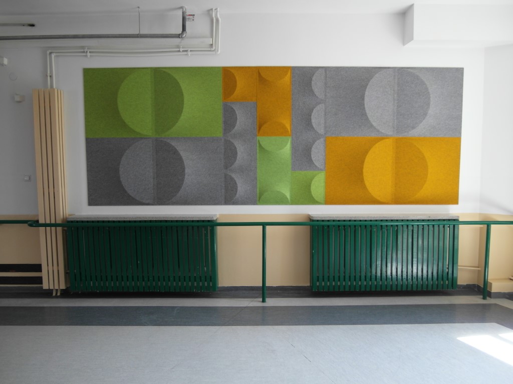 panele akustyczne na szkolnym korytarzu