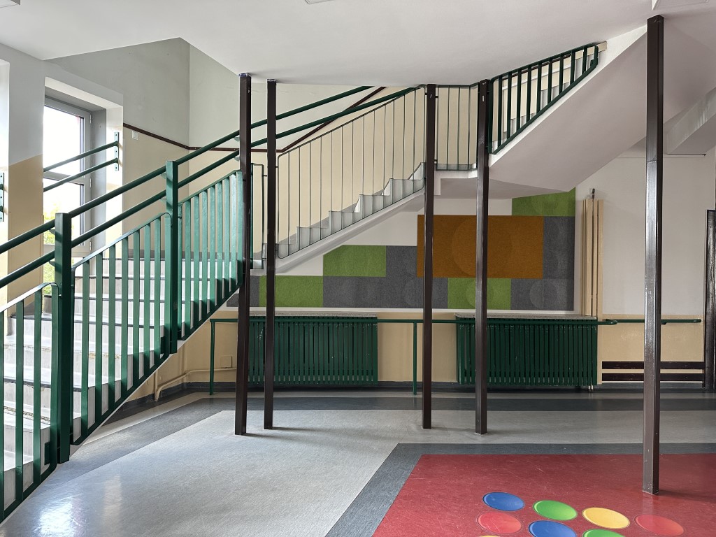 panele akustyczne na szkolnym korytarzu