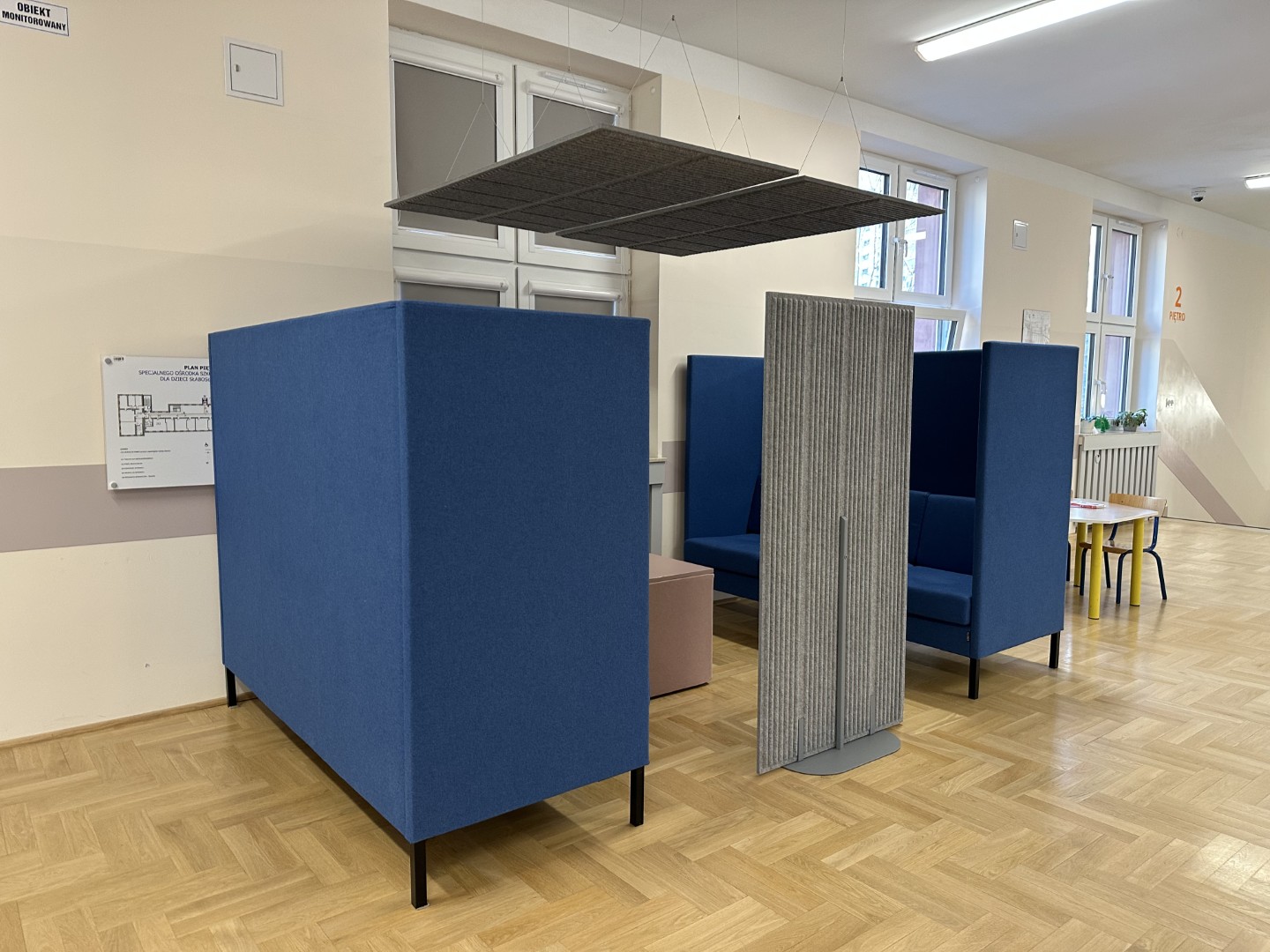 sofy akustyczne w szkole