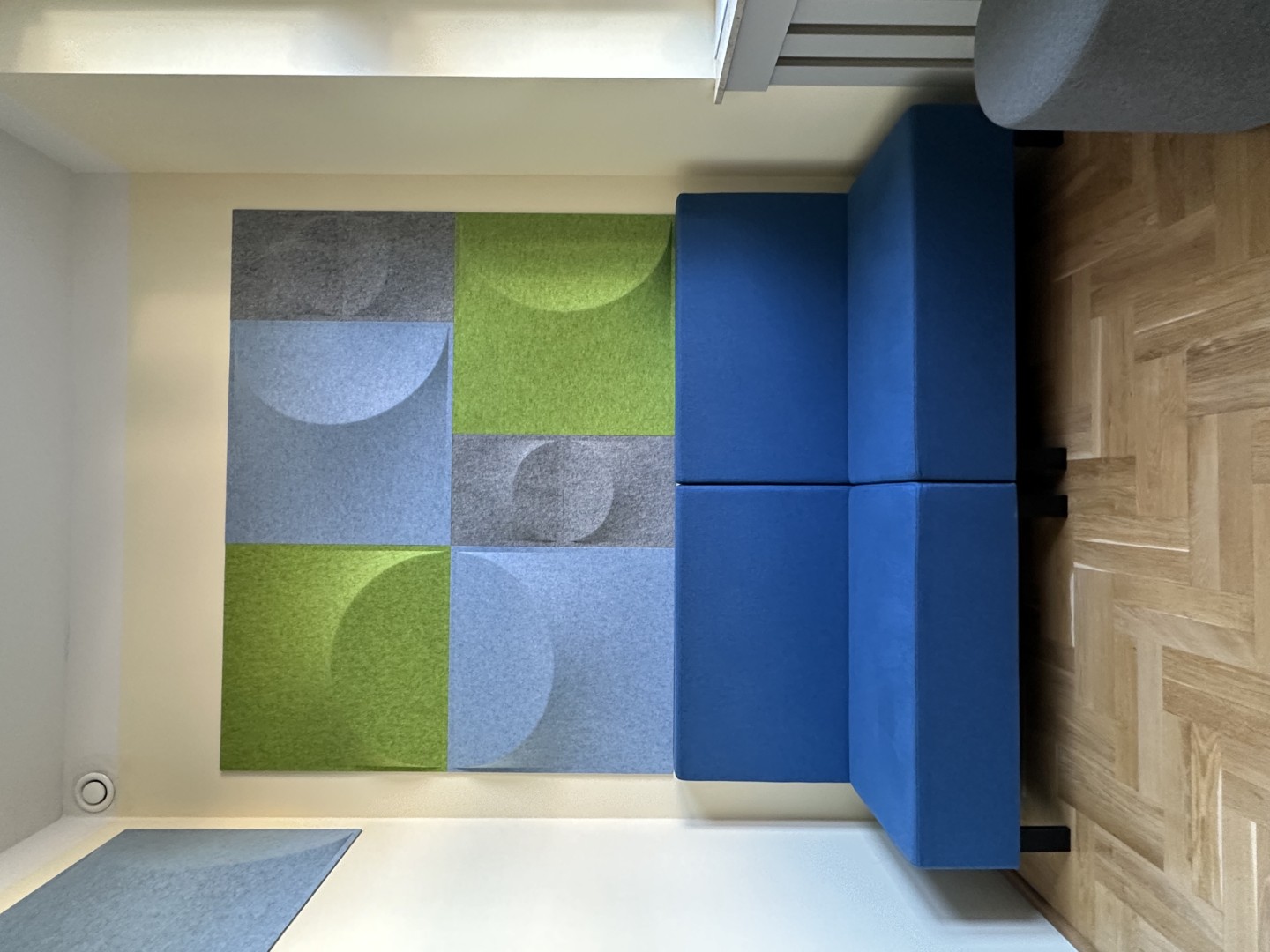 sofa akustyczna z panelami Cell