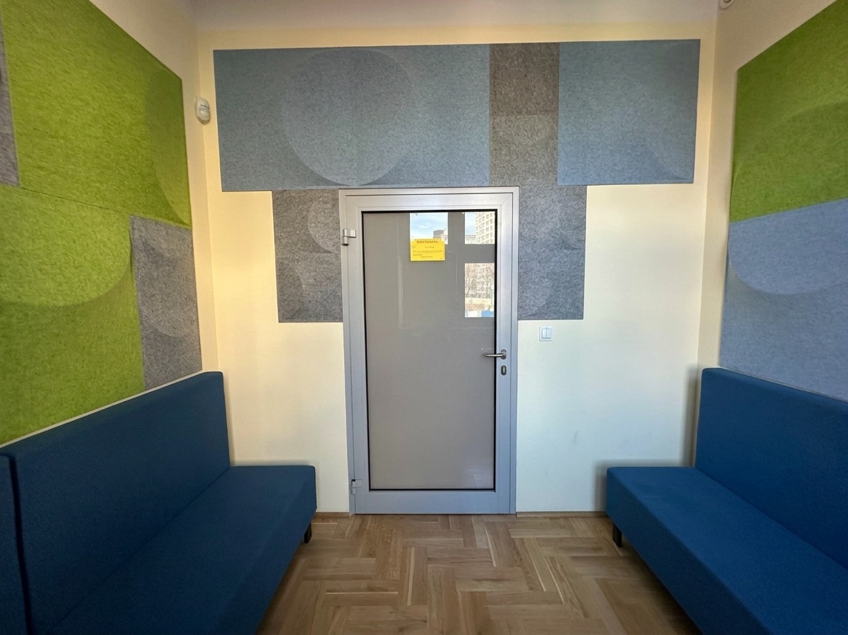 sofy i panele w strefie ciszy