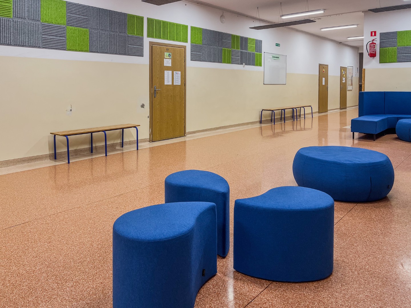 szkolny korytarz z panelami akustycznymi